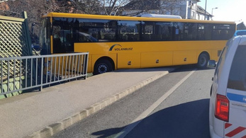 Autó és busz ütközött Győrben