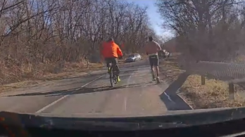 Elgázolt egy futót kísérő biciklist a szemből érkező autó