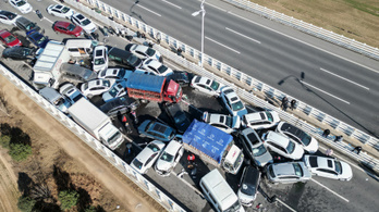 Elképesztő karambol Kínában, kétszáz autó ütközött egy hídon