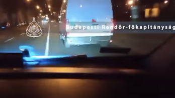 Kihallgatták az autóknak hajtó embercsempészt, aki 35 főt szállított Budapest felé