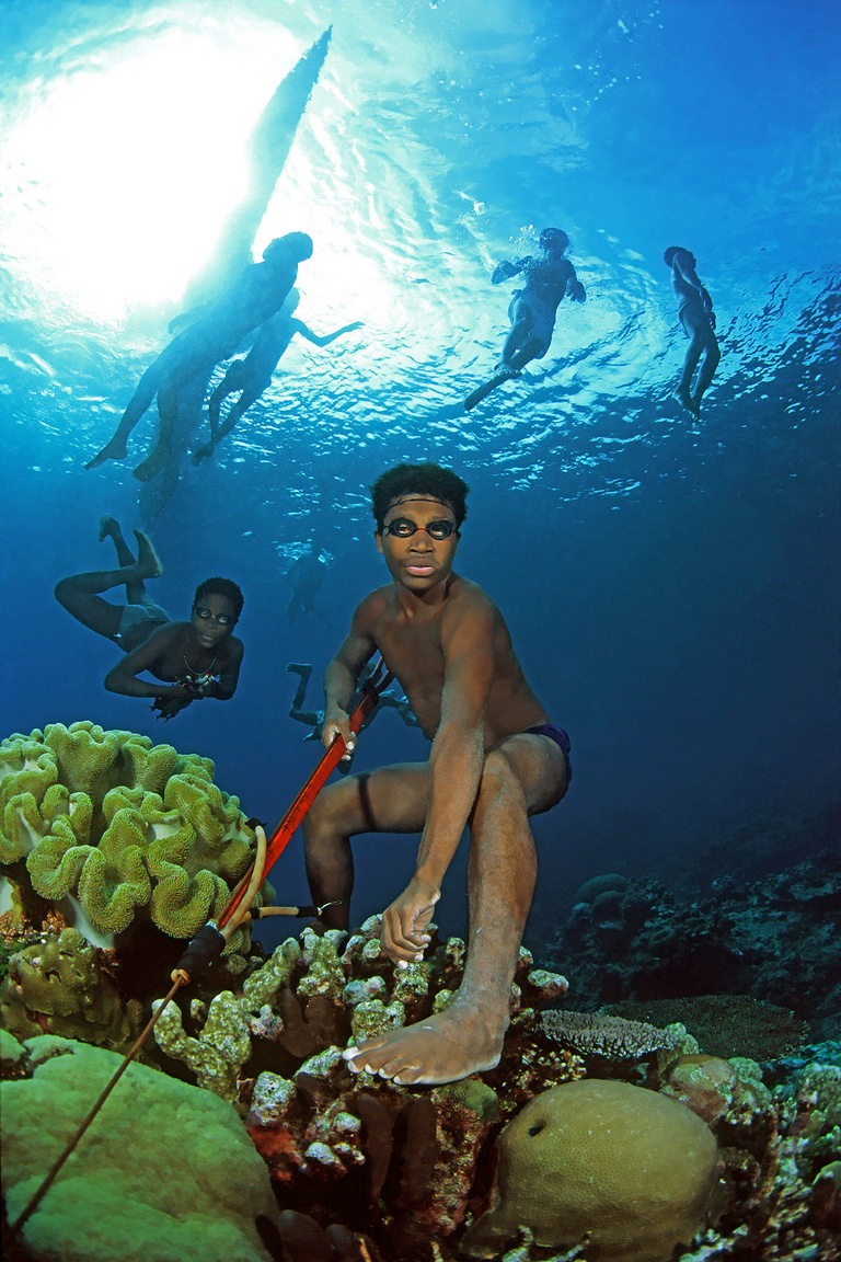 Pápua bennszülött víz alatti vadász pózol az őt fényképező búvárnak. Pápua Új-Guinea, 2003