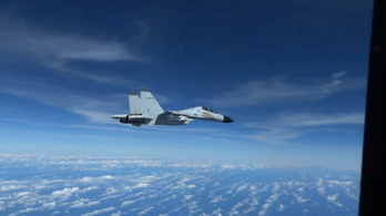 Egy kínai vadászgép veszélyesen közel repült egy amerikai felderítőgéphez