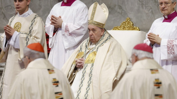 Ferenc pápa elődje lelki üdvéért is imádkozott újévi miséjén
