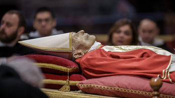 Felravatalozták XVI. Benedek emeritus pápát