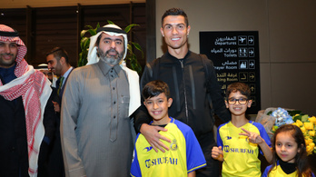 Akciófilmeket megszégyenítő drámai zenére szállt le C. Ronaldo Szaúd-Arábiában