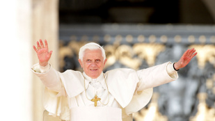 A Vatikánban több tízezer gyászoló előtt megkezdődött XVI. Benedek gyászszertartása - Kövesse a szertartást az Indexen!
