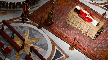 Pápának kijáró ceremóniával helyezik örök nyugalomra XVI. Benedeket
