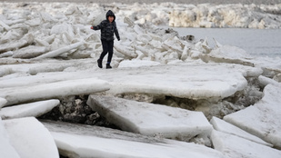 Szokatlan látványt nyújt a rendkívüli hideg miatt befagyott kanadai Fraser-folyó