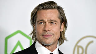 Brad Pitt barátnőjét félmeztelenül kapták lencsevégre, mégis mindenki a színész lábairól beszél