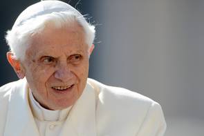 Így temetik el ma XVI. Benedek pápát: ez történik, itt követheted!