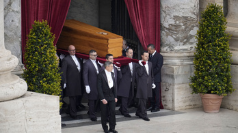 A Szent Péter Bazilika előtt véget ért XVI. Benedek pápa temetésének nyilvános része