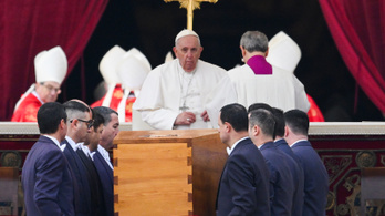 Vatikán-szakértő: Pápához méltó, Benedek kívánságai szerint egyszerűbb gyászszertartást láthattunk