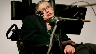 Stephen Hawking használati tárgyaiból nyílt kiállítás Londonon kívül