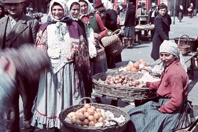 Ilyenek voltak a városi piacok a múlt században: korabeli képeken a vásári forgatag