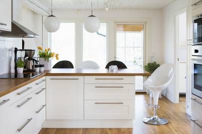 living4media 11012663 HiRes White fitted kitchen with breakfast 