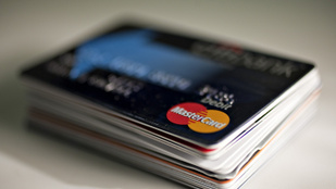Egyre több magyar intéz millió forint feletti vásárlásokat a bankkártyával