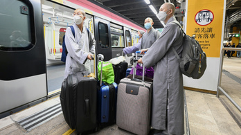 Tízezrek utaztak Hongkongból Kínába a járványellenes korlátozások feloldása után