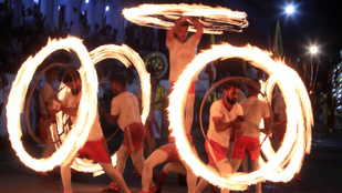Tűzakrobaták a fő attrakciók ezen a népszerű Srí Lanka-i fesztiválon
