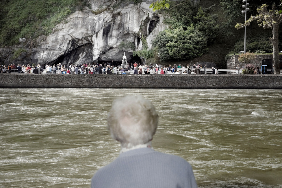 A Gave de Pau folyón túl látható Bernadette grottója, a zarándokok elsőszámú célpontja. A történet szerint a kis barlangmélyedésben látta meg először a 14 éves Soubirous Szűz Máriát. Amikor testvére elárulta a szülőknek a jelenést, azok jól elfenekelték őket.