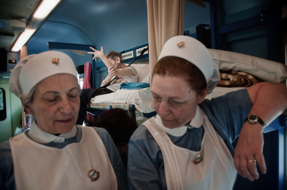 A Fehér vonaton apácák és ápolónővérek is utaznak, akik az egész út alatt gondját viselik az ágyhoz kötött zarándokoknak.
