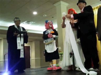 Sajnos találtunk egy videót egy bohócesküvőről