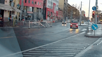 Kiszakadt egy Suzuki kereke egy kátyútól a Váci úton