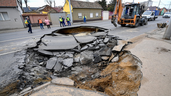 Elnyelt a föld egy autót Debrecenben, beszakadt alatta az út