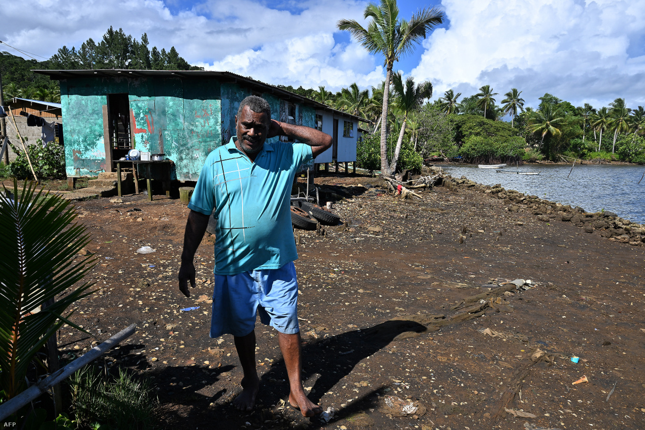A tengerparton az emelkedő vízszint miatt pusztulással fenyegetett házak között sétál Veivatuloa település elöljárója. 