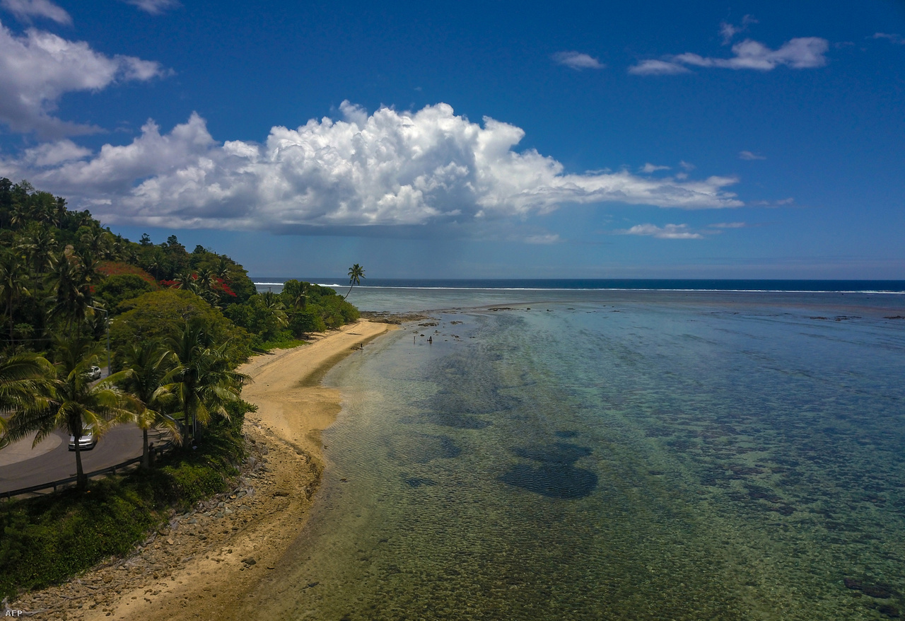 Légi felvétel Suva közelében egy partmenti útról, amelyet lassan szintén elfoglal az óceán. 