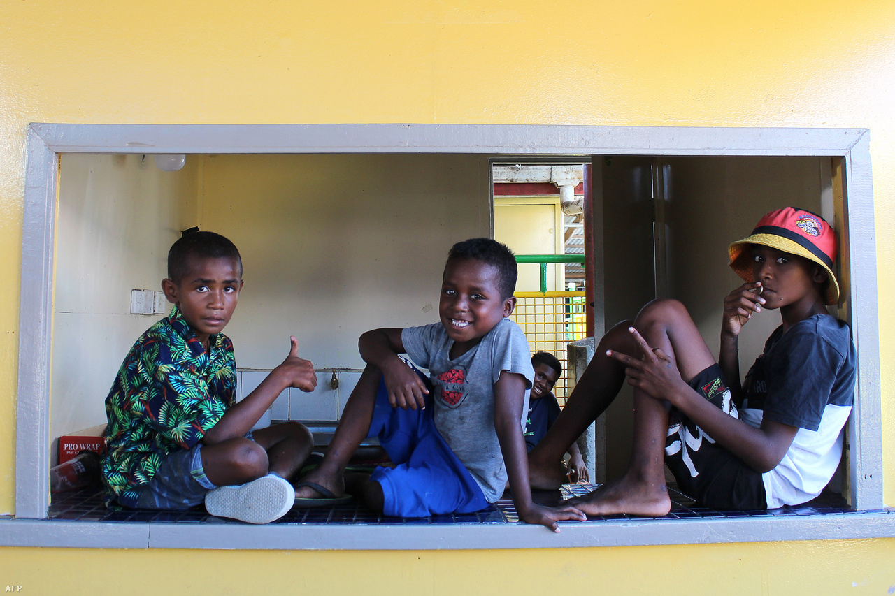 Gyerekek a Fidzsi-szigetek fővárosának, Suvának a központjában lévő piac egyik üzletében. 