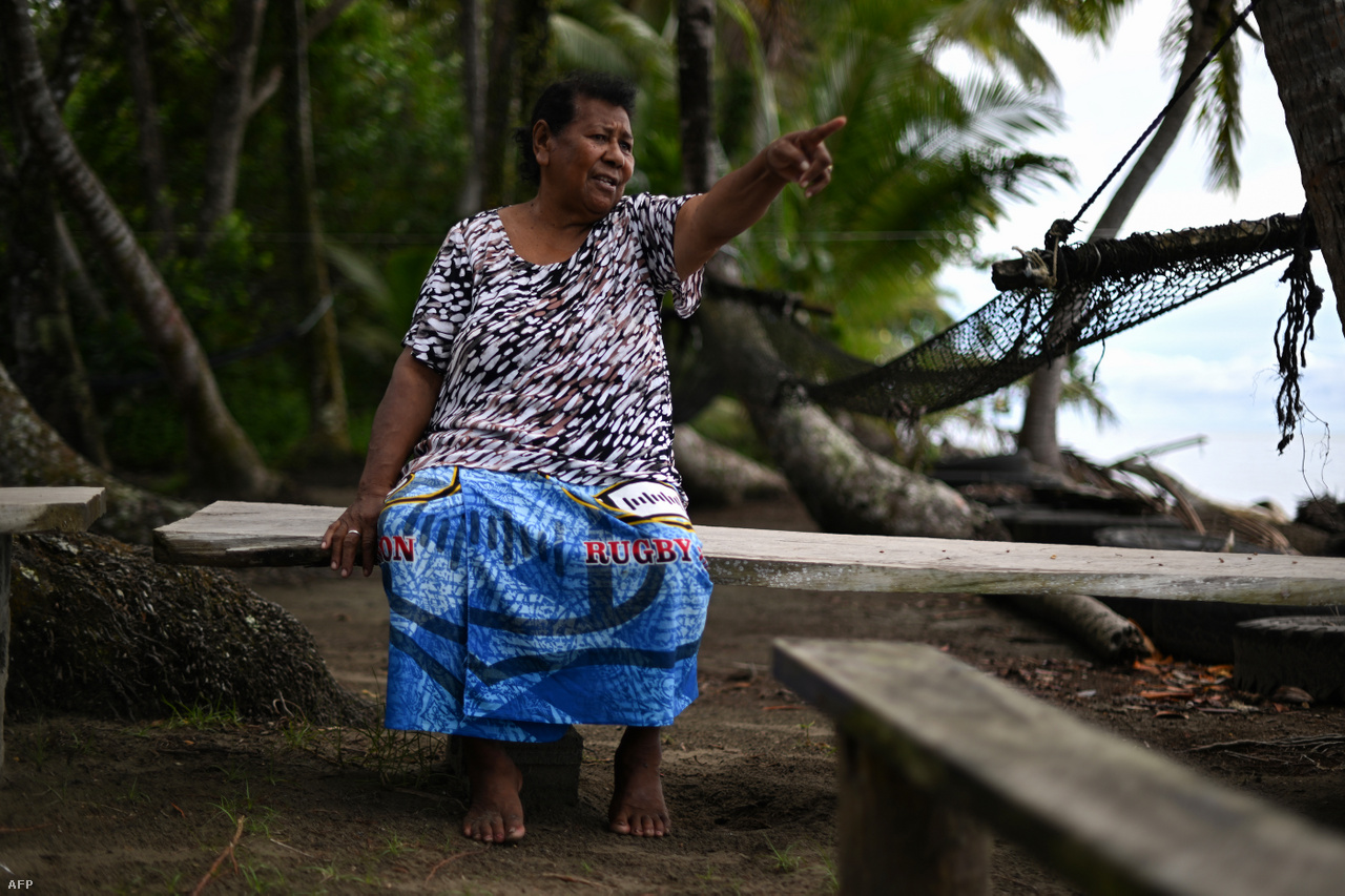 Togoru egyik utolsó lakója, a 70 éves Lavenia McGoon mutatja háza közelében a tengerparti erózió pusztítását. 