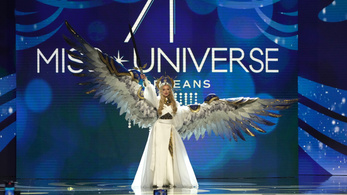 Ukrajna Miss Universe-jelöltje karddal hadonászó angyalnak öltözött