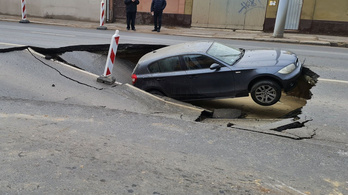 Beszakadt az út egy BMW alatt Debrecenben