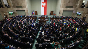 A lengyel parlament jóváhagyta az uniós helyreállítási terv feltételéül szabott törvénymódosítást