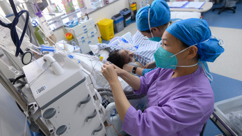 Kínában december eleje óta hatvanezren haltak meg koronavírusban