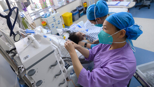 Kínában december eleje óta hatvan ezren haltak meg koronavírusban