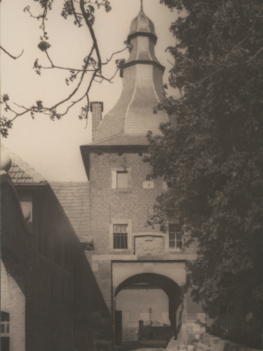Az áttelepített Hausen kastélyának kaputornya 1916-ban még az eredeti helyén