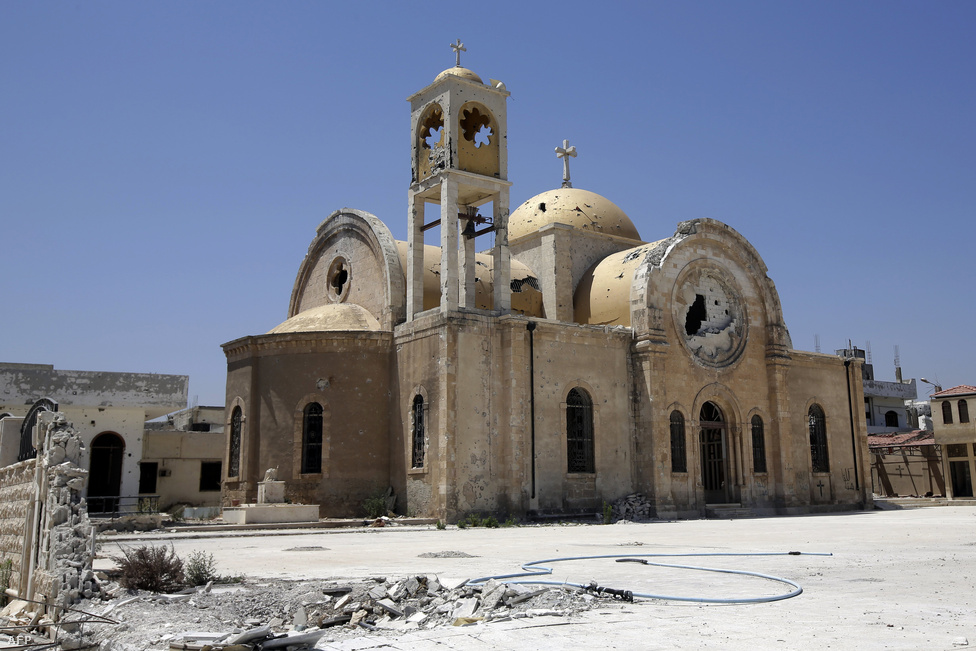 A szomszédos al-Kuszajr szintén a felkelők 
                        irányítása alatt volt hosszú időn át, de 
                        júniusra a kormány visszaszerezte a várost. A képen egy rommálőtt katolikus templom látszik. Al-Kuszajr visszaszerzésével a szíriai-libanoni határt ismét a rezsim ellenőrzi. Libanonba már több mint 600 ezren menekültek át a harcok elől.