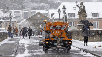 Kíméletlen havazás Németországban, a kotrógép sem segített