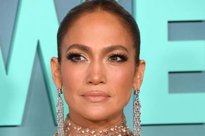 Jennifer Lopez áttetsző, csillogó estélyi ruhában ment a filmje bemutatójára: fenséges volt, akár egy királynő