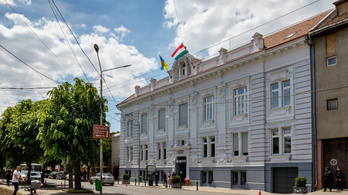 Eltávolították a magyar zászlókat az intézményekről, és több pedagógust menesztettek Kárpátalján