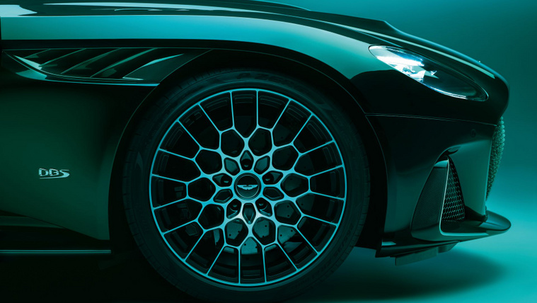 Itt az Aston Martin DBS 770 Ultimate - kitalálod hány lóerős?
