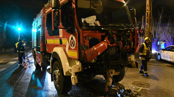 Tűzoltóautó és busz ütközött Budapesten