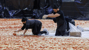 Nemcsak finom, de gigantikus méretű is: elkészült a világ legnagyobb pizzája
