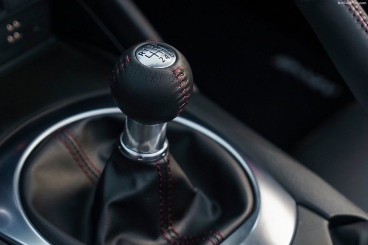 Rövid a Mazda MX-5 váltókarja, a megfelelő kialakítás miatt mégsem kell birkózni vele, sőt! 