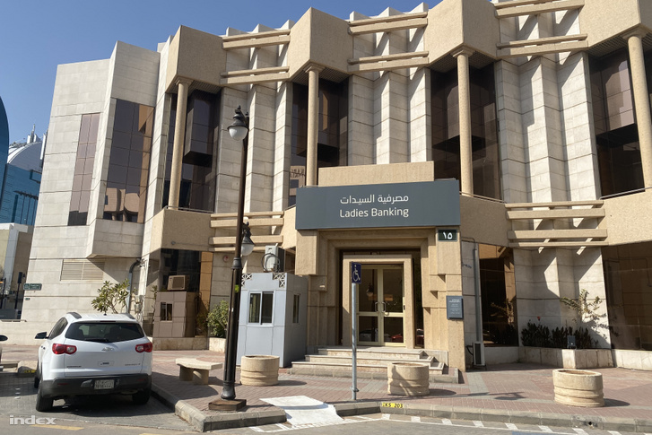 Banco de mujeres en Riad