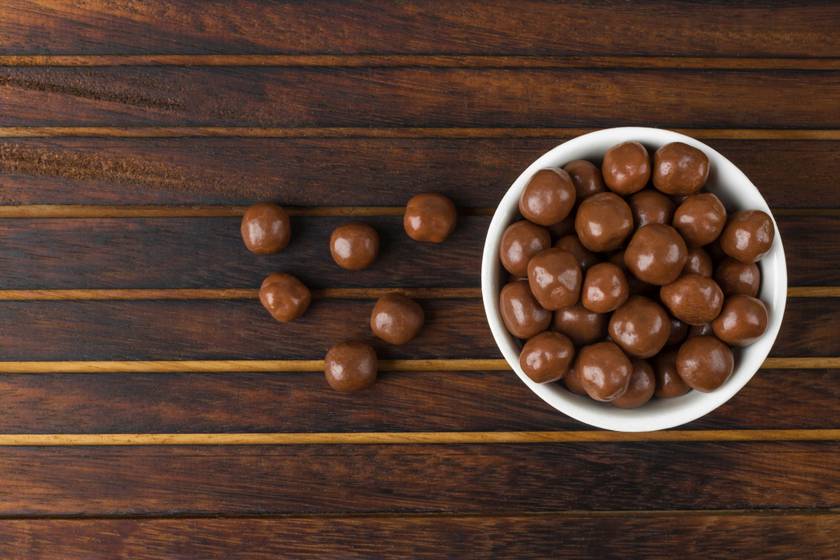 3 hozzávalós csokigolyók sütés nélkül: pillanatok alatt elfogynak a tálról