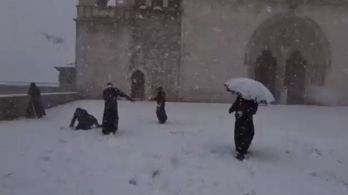 Szakadó hóban hógolyóznak az olaszországi szerzetesek