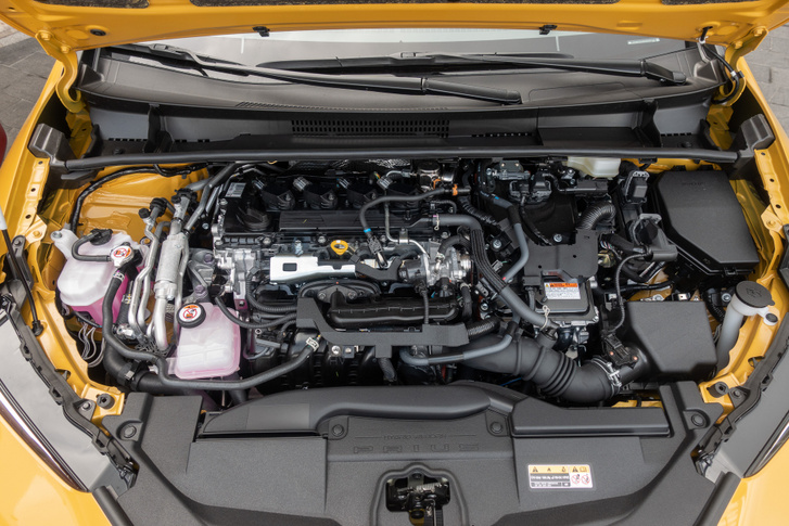 Az elektromotor egyedül 163 lóerős, a kétliteres benzinmotor teljesítménye 152 lóerő. A rendszerteljesítmény 223 LE, amivel jobban gyorsul a Prius a VW Golf GTI-nél