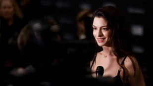 Anne Hathaway pufidzsekiben is tarolt a vörös szőnyegen: ezt rejtegette alatta